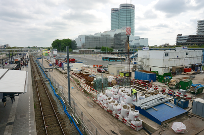 821377 Gezicht op de bouwplaats voor de nieuwe OV-terminal, vanaf de Stationshal te Utrecht, met op de achtergrond het ...